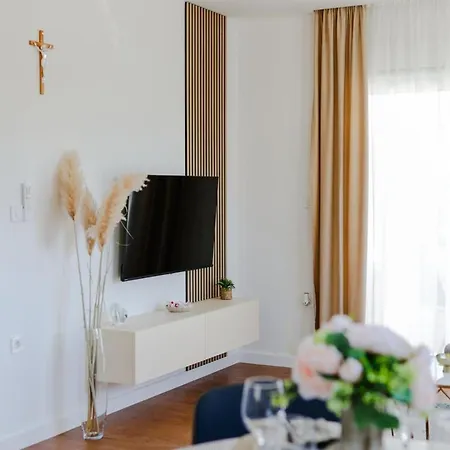Con Apartment *