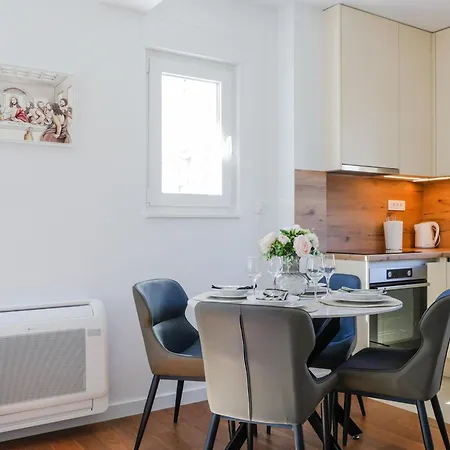 Apartment Con *