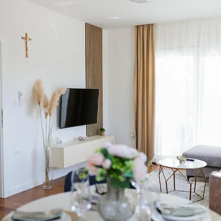 Con Apartment *